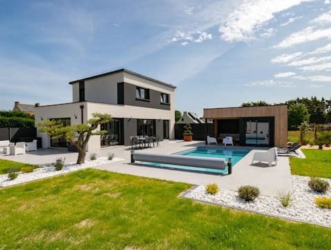 Villa Pool 300 m from a beautiful beach.