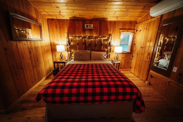 ¡Disfruta de una gran noche de sueño en la cama tamaño queen con una enorme cabecera de madera y sábanas de franela!