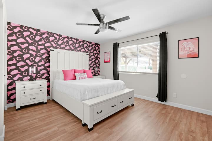 Master suite with queen size bed, closet & en suite bathroom.