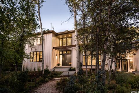 25-Bed, Amenity-Rich Estate in a Private Forest