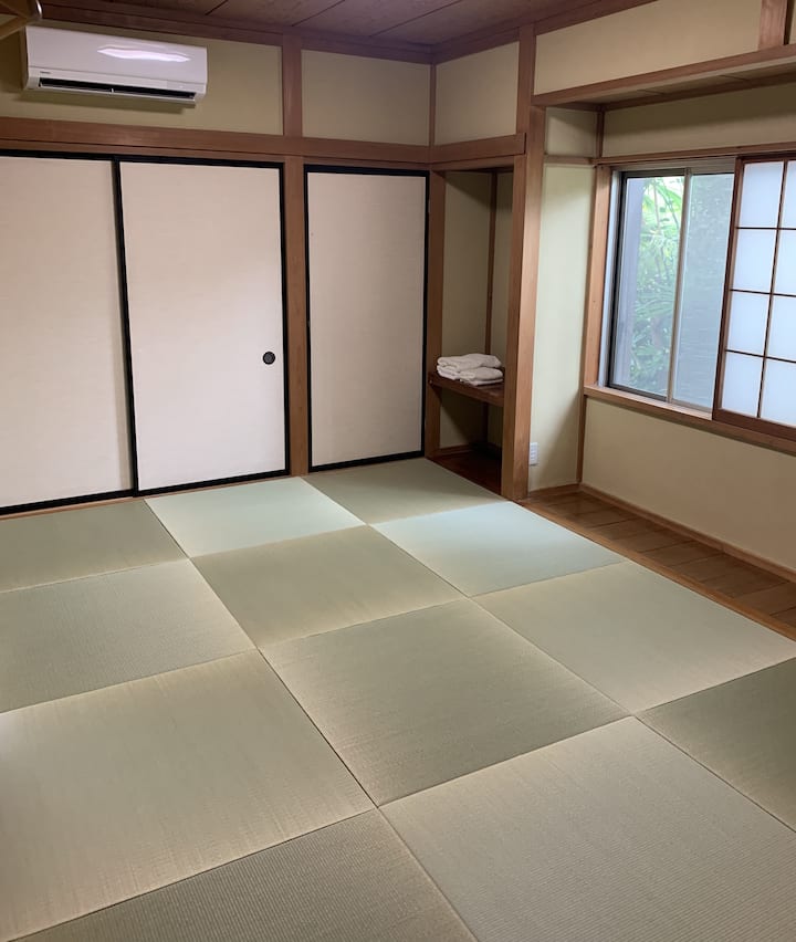 ในเดือนตุลาคม 2024 เราเปลี่ยนเสื่อทาทามิเป็นเสื่อทาทามิระดับไฮเอนด์จะเป็นห้องนอนที่มีฟูกวางอยู่บนเสื่อทาทามิ