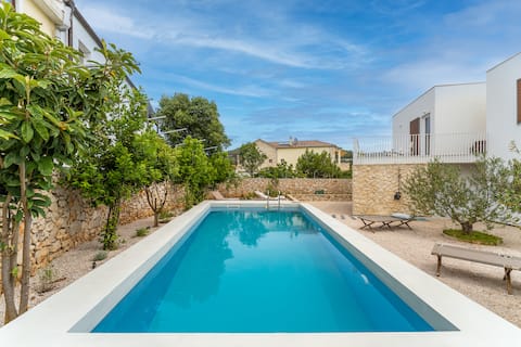 ArtHouse with large pool and charming details