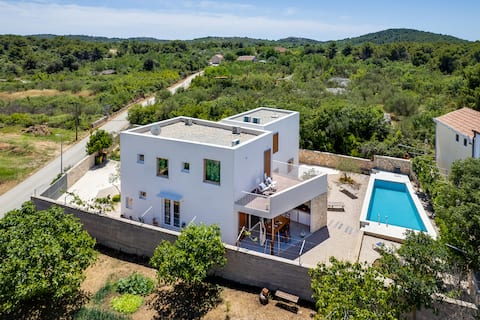 ArtHouse with large pool and charming details