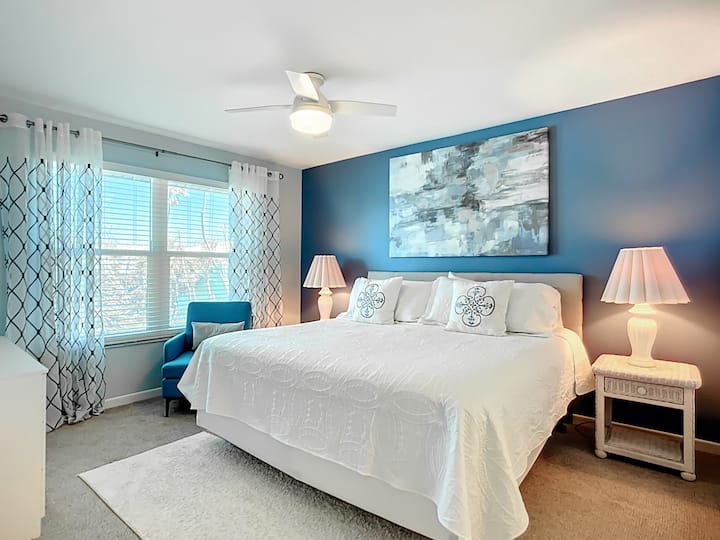 غرفة النوم الرئيسية هادئة وخاصة مع بياضات فاخرة وحمام داخلي.