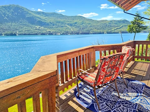 Private 2 bedroom beach oasis with kayaks! View eagles, deer, salmon and more from your covered deck