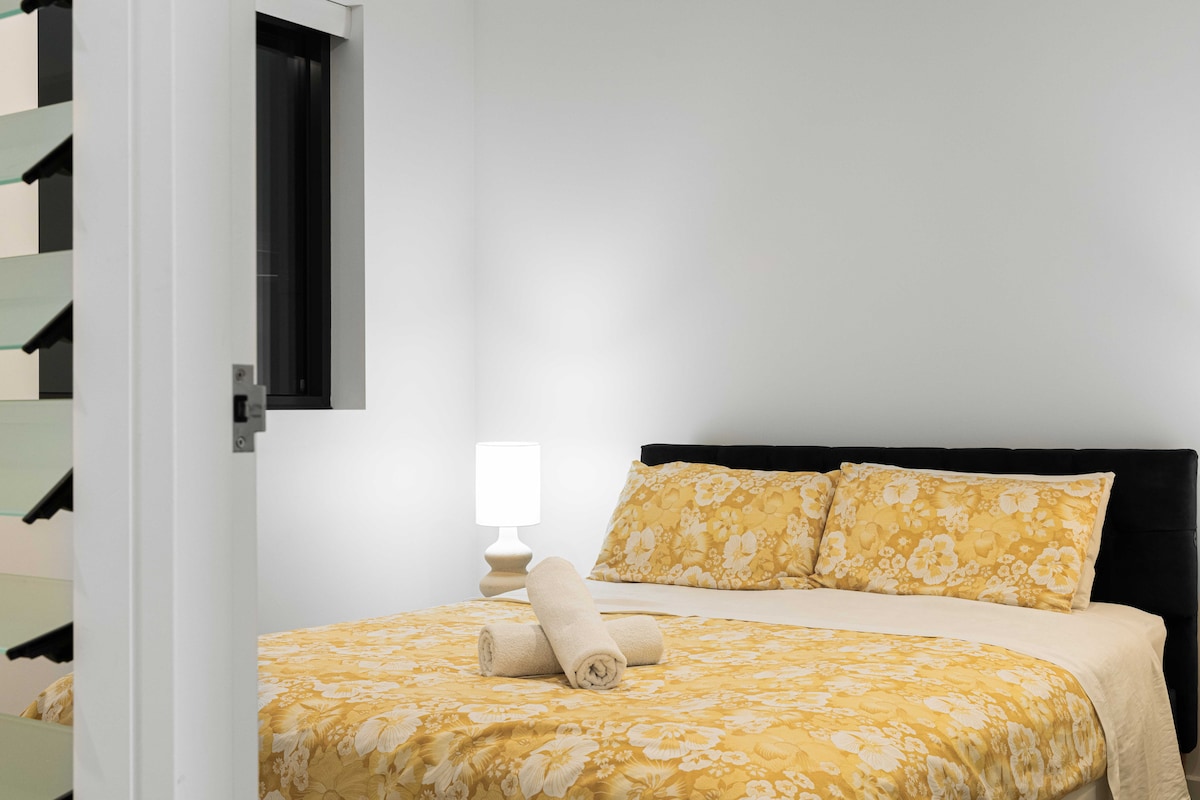 Uvoľnite sa v našej pokojnej spálni s plyšovou posteľou s príjemnou žltou posteľnou bielizňou. Mäkké osvetlenie a pokojné dekorácie vytvárajú pokojné útočisko na pokojné noci.