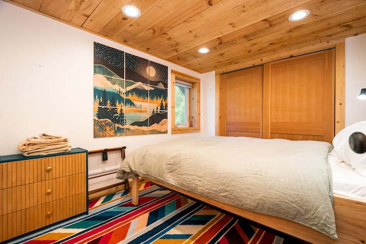 Chambre au sous-sol avec matelas Queen Size et moyennement ferme à ressorts/mousse (2021)