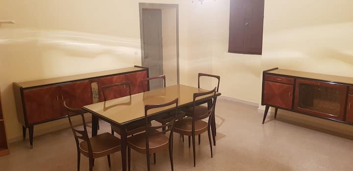  חדר ישן עם ריהוט משנות ה -60... יש ספה נפתחת... במידת הצורך משמשת כ -3 חדרי שינה