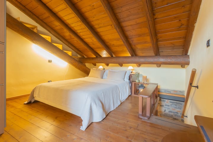 Camera da letto con letto matrimoniale