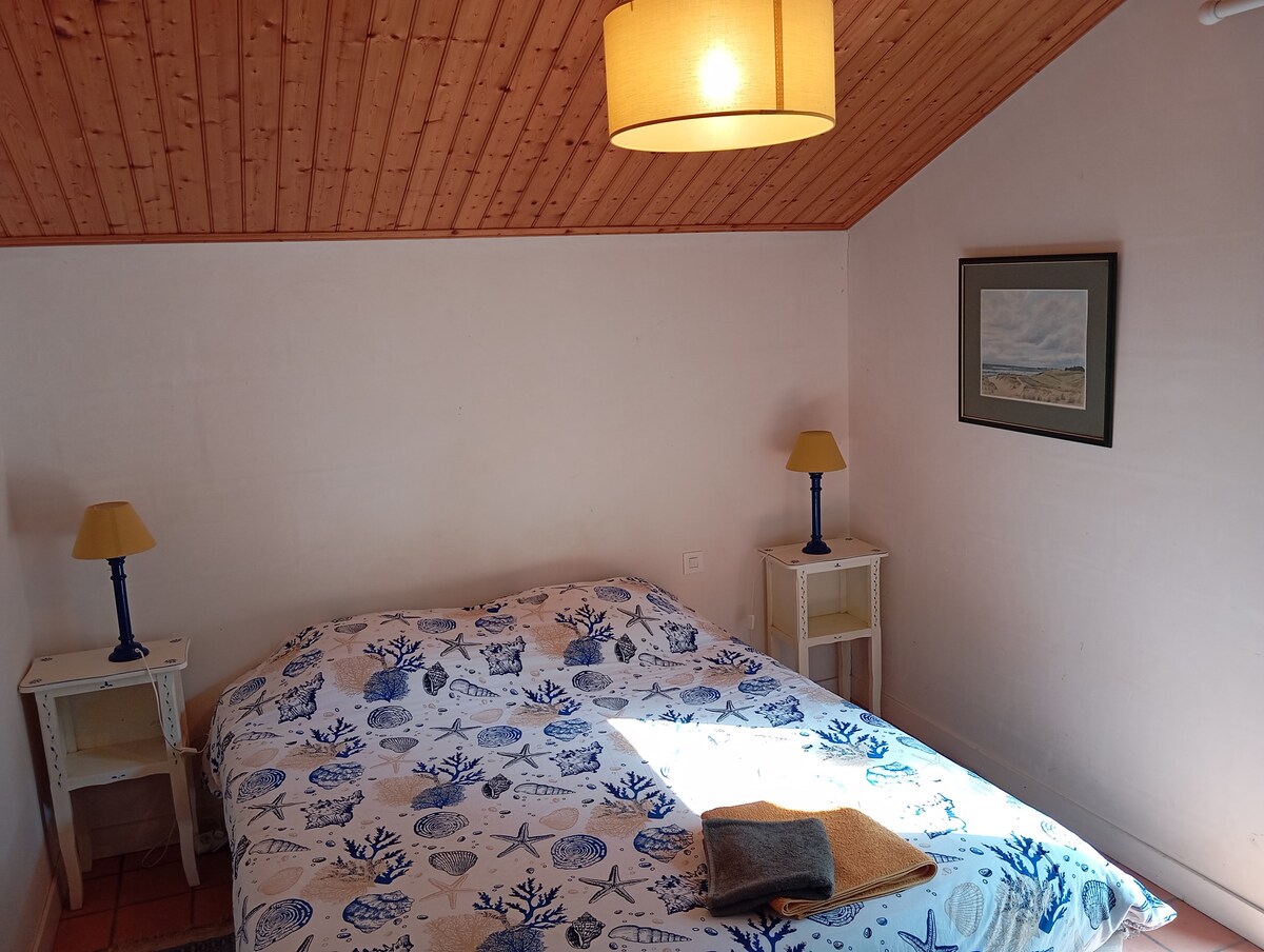 ห้องพักพร้อมเครื่องนอนใหม่ขนาด 160 ซม. ตู้เสื้อผ้าขนาดใหญ่พร้อมตู้เสื้อผ้า เครื่องทำความร้อนไฟฟ้า ประตูฝรั่งเศสบนชานบ้านชั้นเดียว