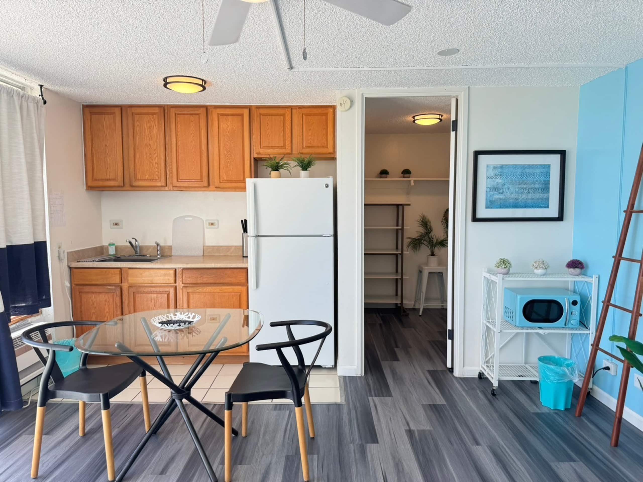 Condo in Honolulu · ★4.51 · Studio · 1 bed · 1 private bath - Image 5
