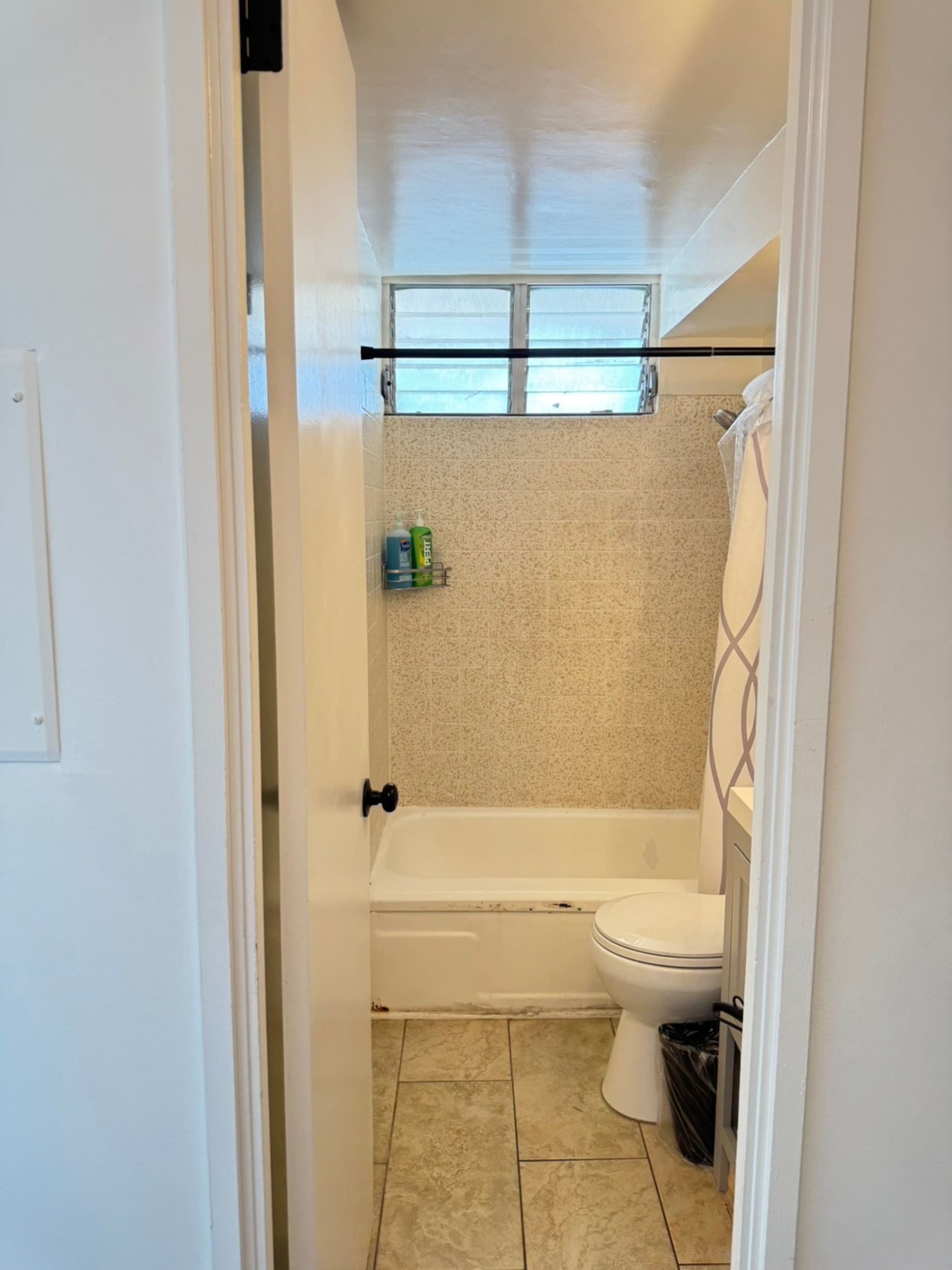 Condo in Honolulu · ★4.51 · Studio · 1 bed · 1 private bath - Image 10