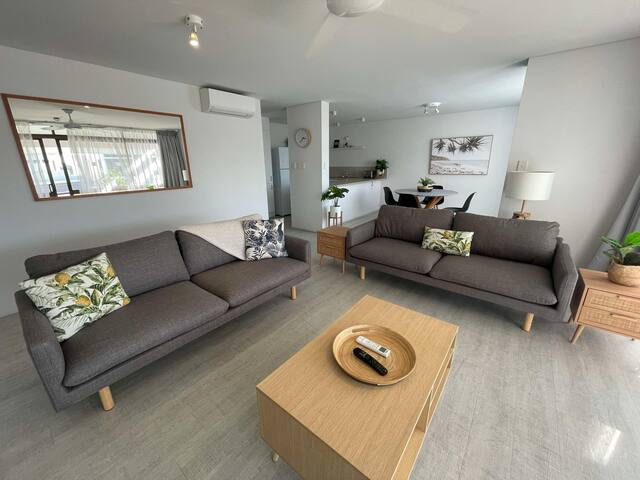 Upper Level 2 Bed – 800m to Hastings Street!