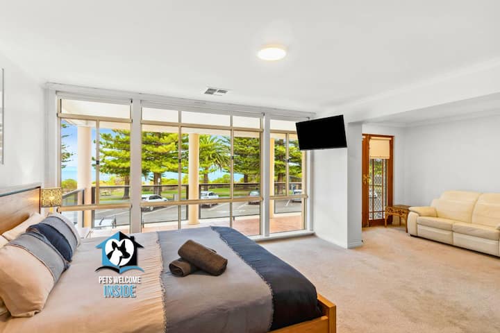 Luxury Oceanfront 3BR | Heart of Victor Harbor