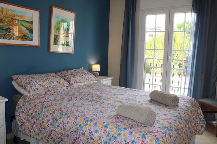 Chumba cha kulala cha kiwango cha juu kilicho na chumba cha kulala