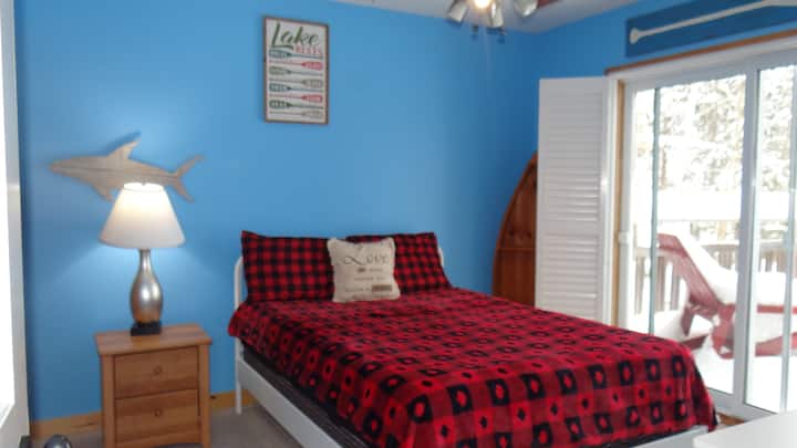 Საძინებელი №2 გადაჰყურებს კოტეჯის თვალწარმტაც ტბისპირას და აღჭურვილია სასეირნო ტერასით. 