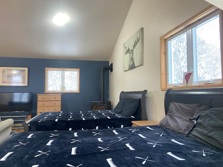 Საძინებელი №4 აღჭურვილია ცალკე შესასვლელით და მდებარეობს ავტოფარეხის ზემოთ, თინეიჯერების ან ბავშვების გასახდელში, აქვს 2 საწოლი დედოფლის ზომის და მოიცავს რეკ/თამაშების ოთახს ტელევიზორით. 