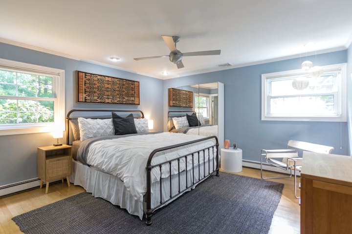 Dormitorio principal con cama tamaño king, baño privado y vestidor