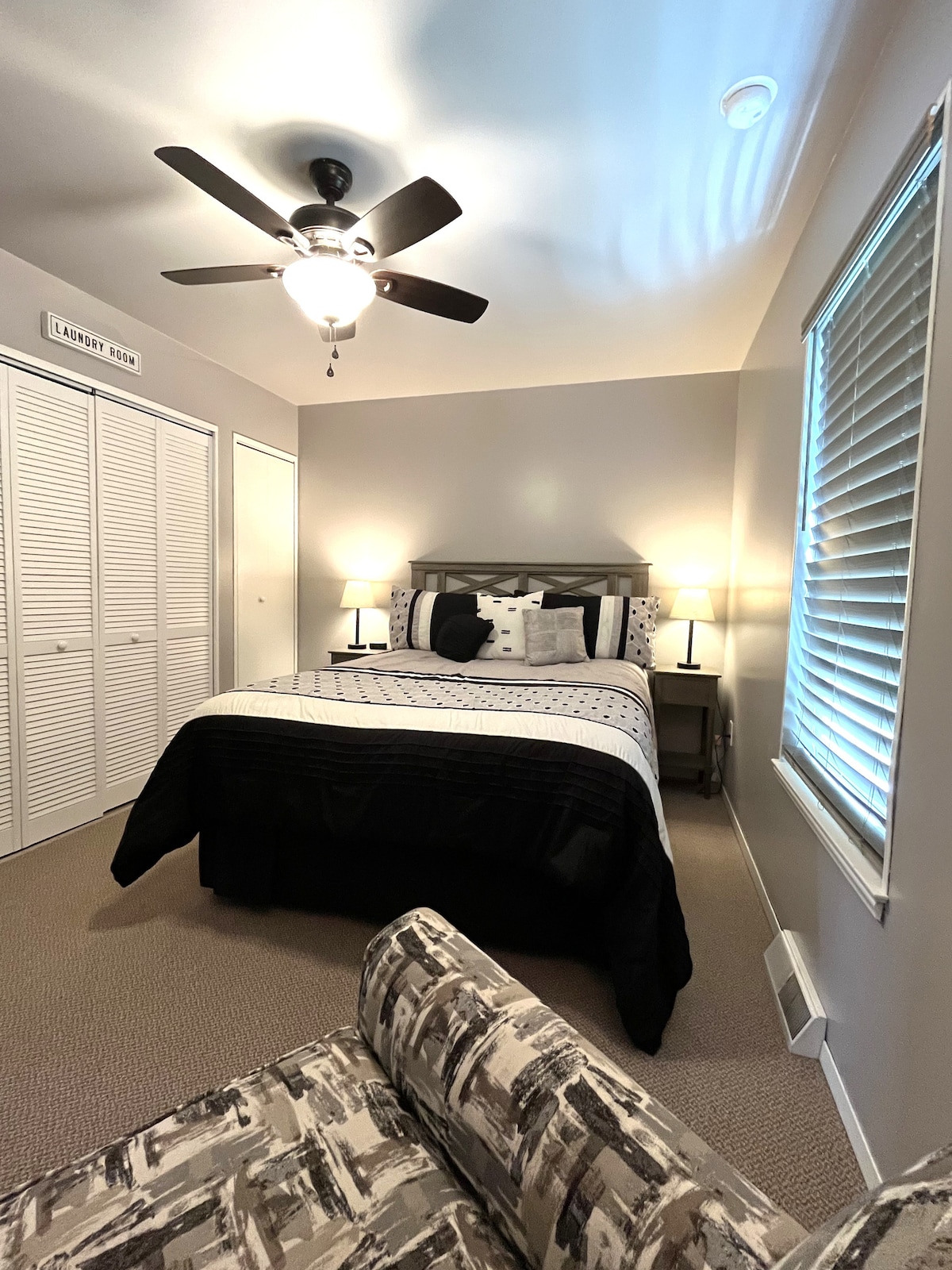 Glavna spavaća soba ima bračni krevet i u njoj se nalazi prostor za pranje rublja.