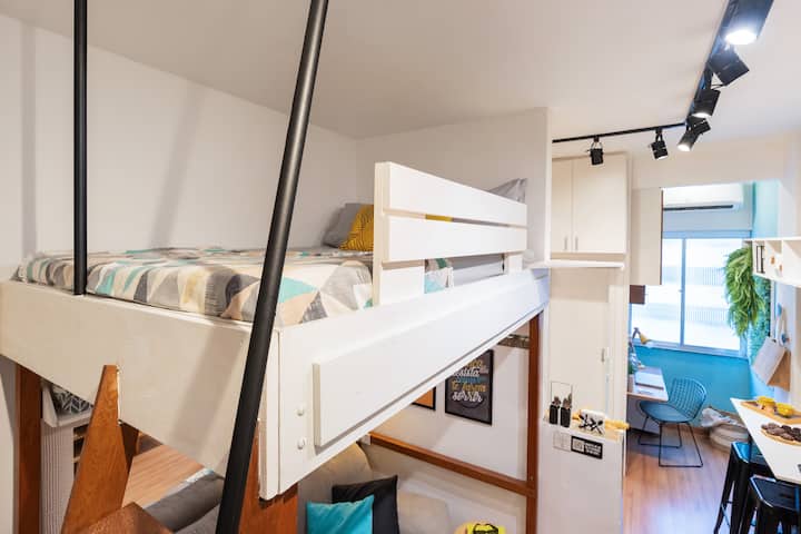 Suspended double bed in solid wood, with handrail and auxiliary support. 