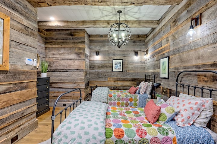 Downstairs bedroom with twin beds.