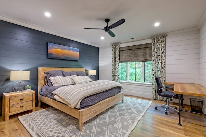 Lower level bedroom with full ensuite bath.