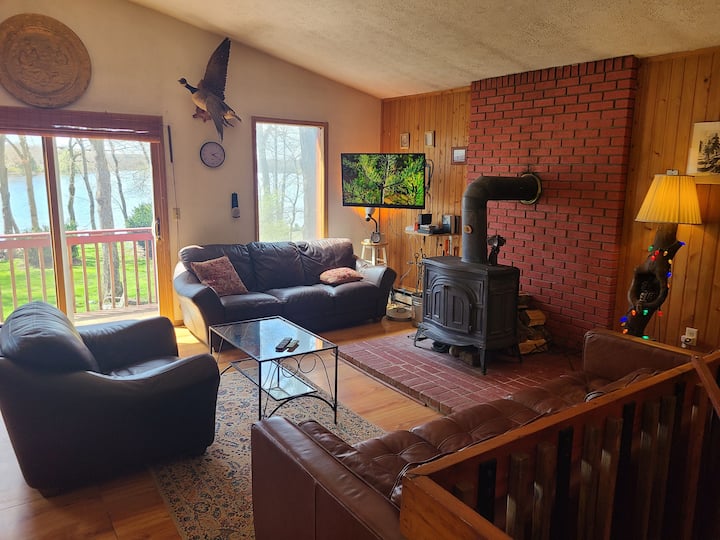 June Dates! Pet Friendly Lakeside Cabin - Jim Thorpe, PA