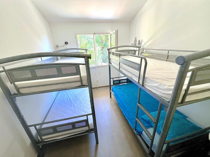 Habitación 3, con aire acondicionado, 4 camas.