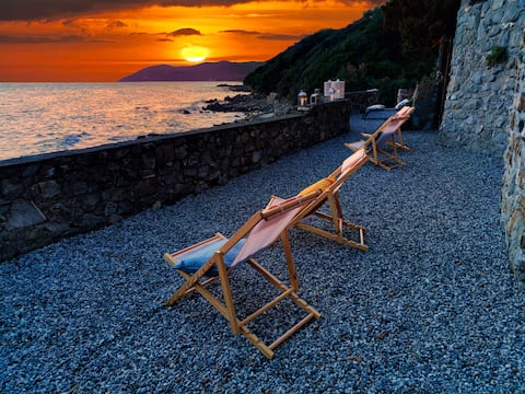 Independent villa with private sea descent