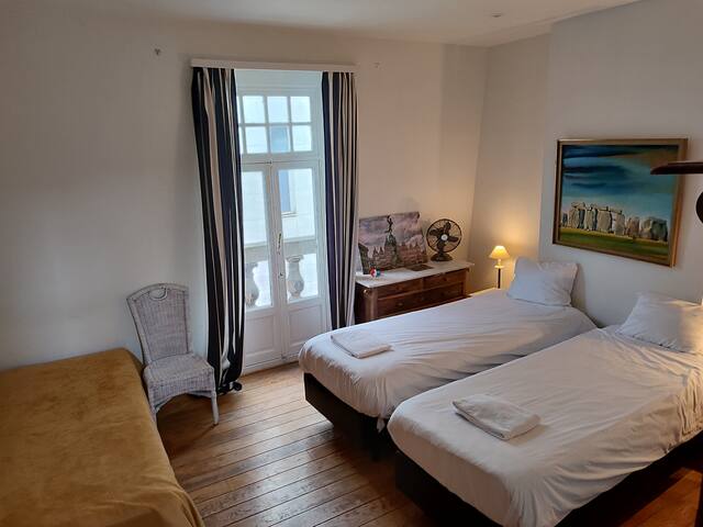 Herenhuis met 3 badkamers en 3 ruime slaapkamers gallery image 5