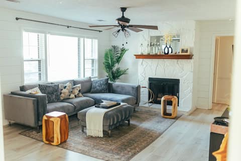 Cozy Family-Friendly home w/ fenced-in backyard