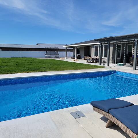 Sun & Fun 
private pool & hot tub, large yard