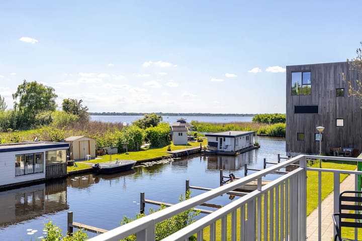 Boathouse right on the Zuidlaardermeer Kropswolde