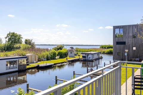 Boathouse right on the Zuidlaardermeer Kropswolde