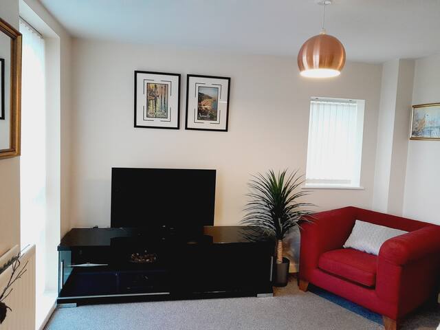 Modern 2Bed, 2Bath Apartment Etihad/Coop Live gallery image 2