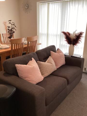 Modern 2Bed, 2Bath Apartment Etihad/Coop Live gallery image 5