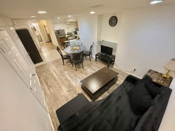 Adorable 2-bedroom Unit With Free Parking - Toronto