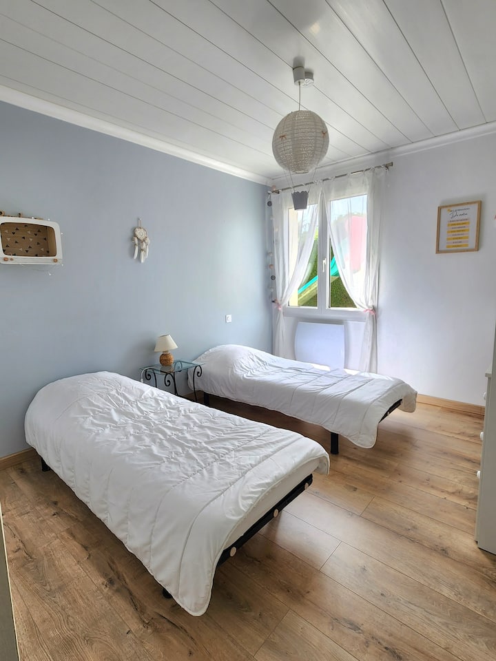 2 children's beds of 80cm x 190cm