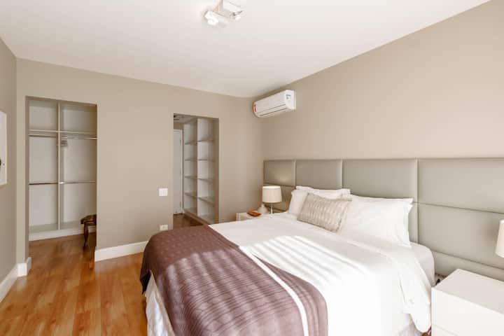 Suita kryesore me krevat dhe ajër të kondicionuar me hapësirë të bollshme!