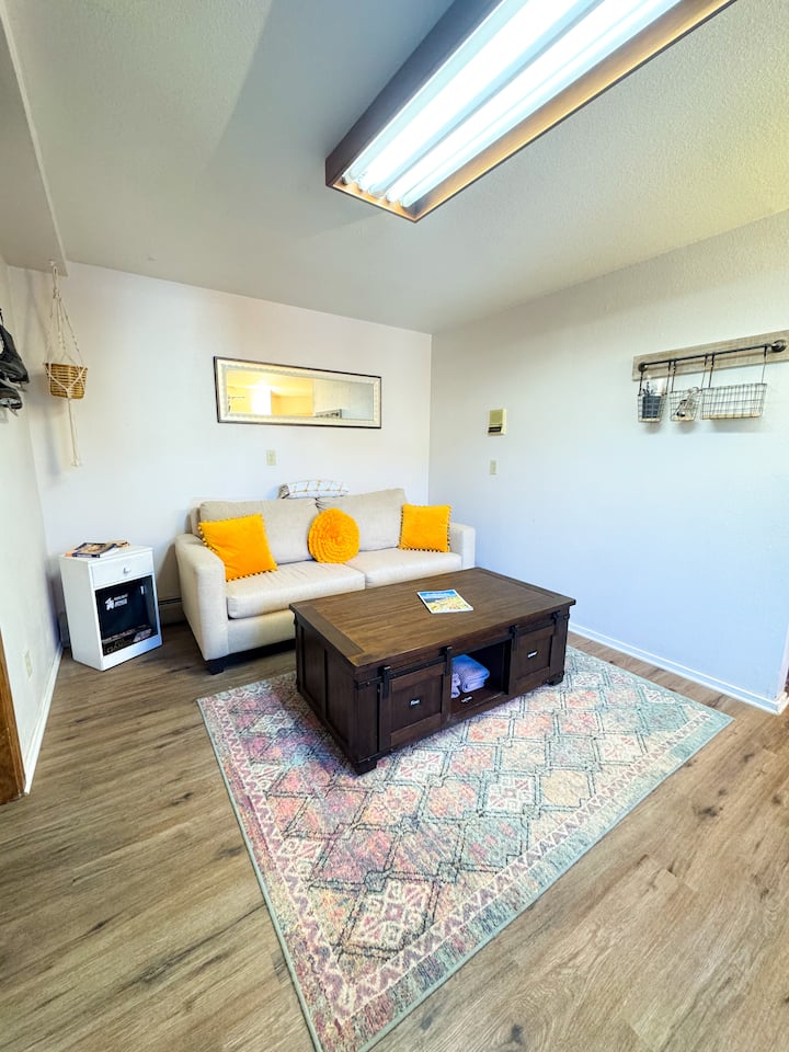 всекидневна - диванът се изтегля към матрак с двойна пяна, а масичката за кафе има колела, така че е лесно да се махнете от пътя.