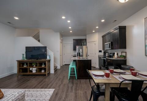 Cozy 3 bd Townhome | 20 min to Ski | Pet Friendly