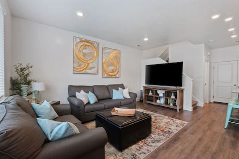 North Ogden Townhome | Ski Resorts & Pet Friendly
