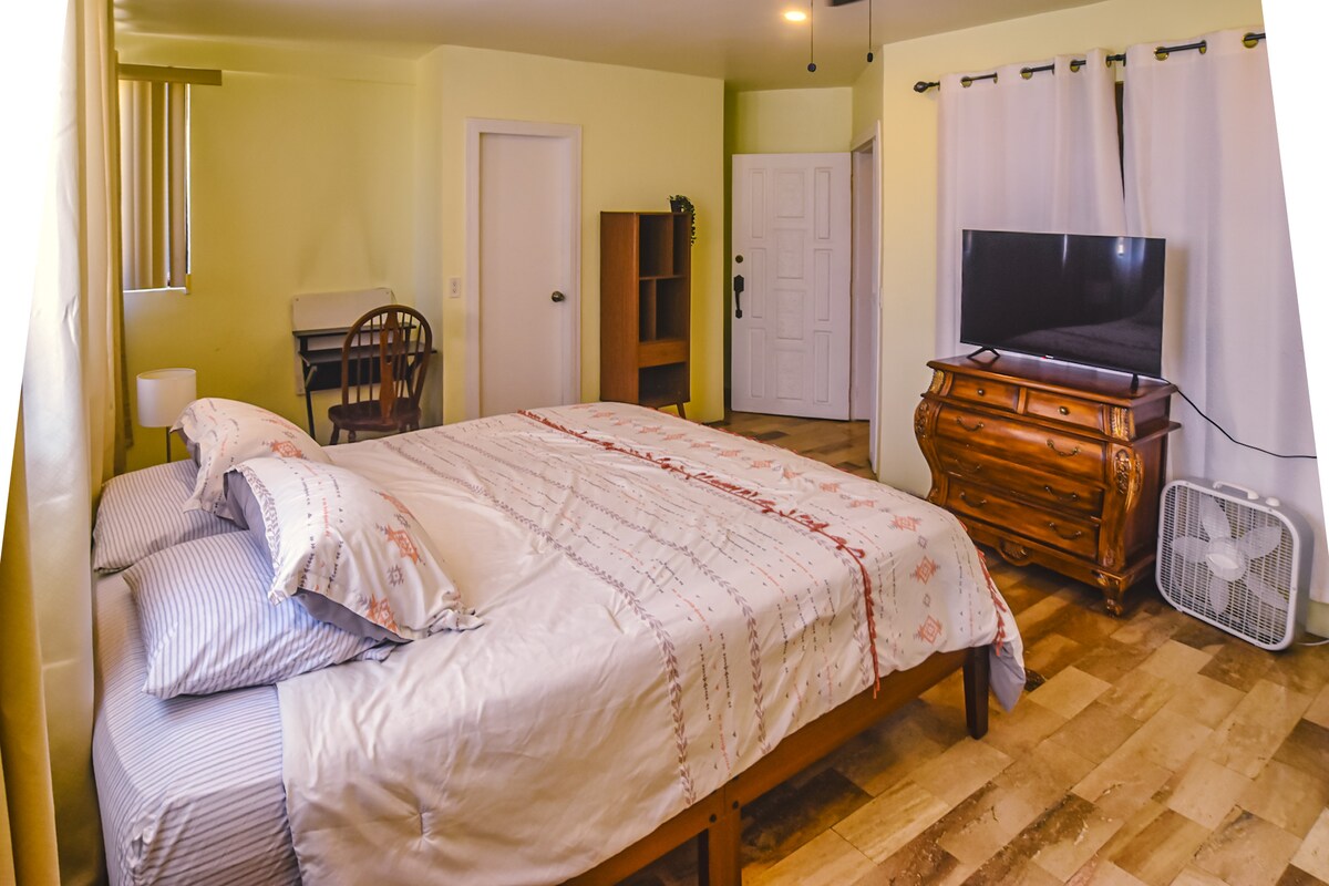 კინგსაიზ ზომის საწოლითა და თბილი დეტალებით გაფორმებული ნათელი საძინებელი, რომელიც მშვიდ ძილს გპირდებათ.