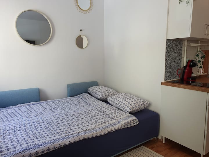 הספה הנפתחת בגודל 160x200 ס"מ מספקת שינה נוחה לשני אנשים.