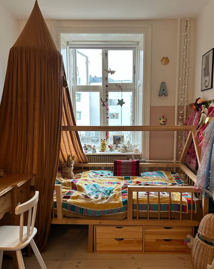 带90 x 200厘米床的儿童房