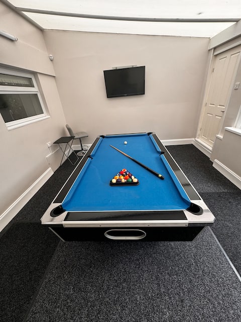 Cheerful Two Bed Home,  Free Parking & Pool Table