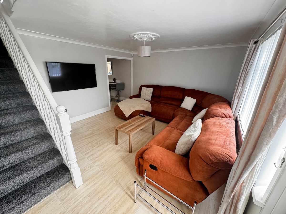 Top Airbnb: Cheerful Two Bed Home,  Free Parking & Pool Table in Stainton And Thornton