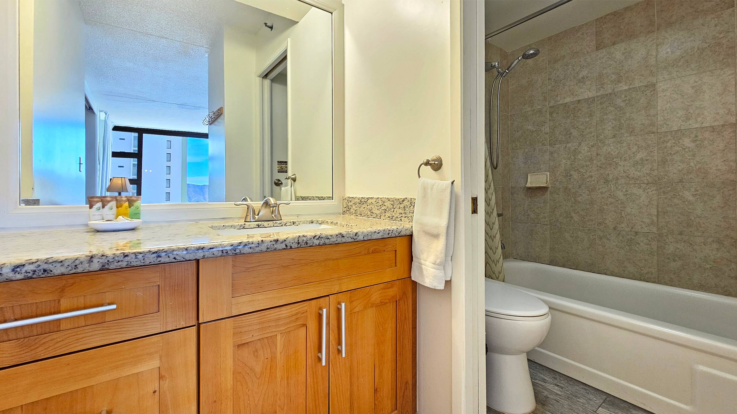 Condo in Honolulu · ★4.7 · 1 bedroom · 2 beds · 1 shared bath - Image 34