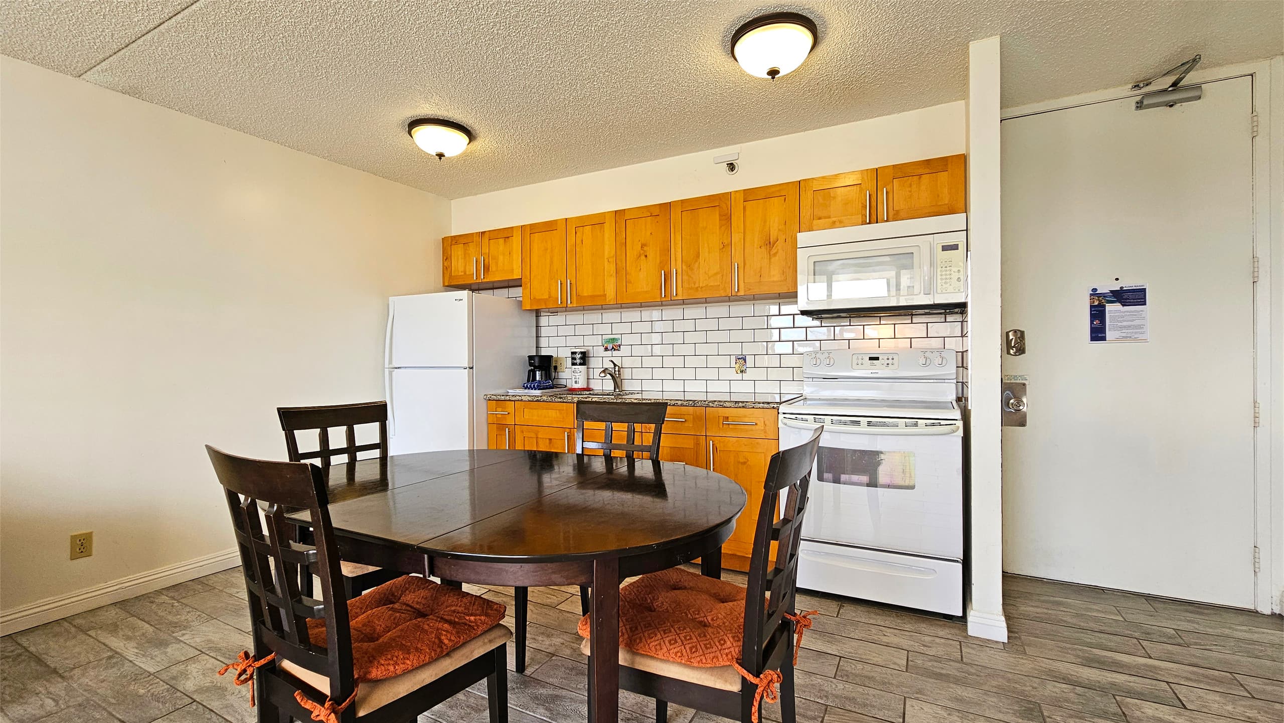 Condo in Honolulu · ★4.7 · 1 bedroom · 2 beds · 1 shared bath - Image 7