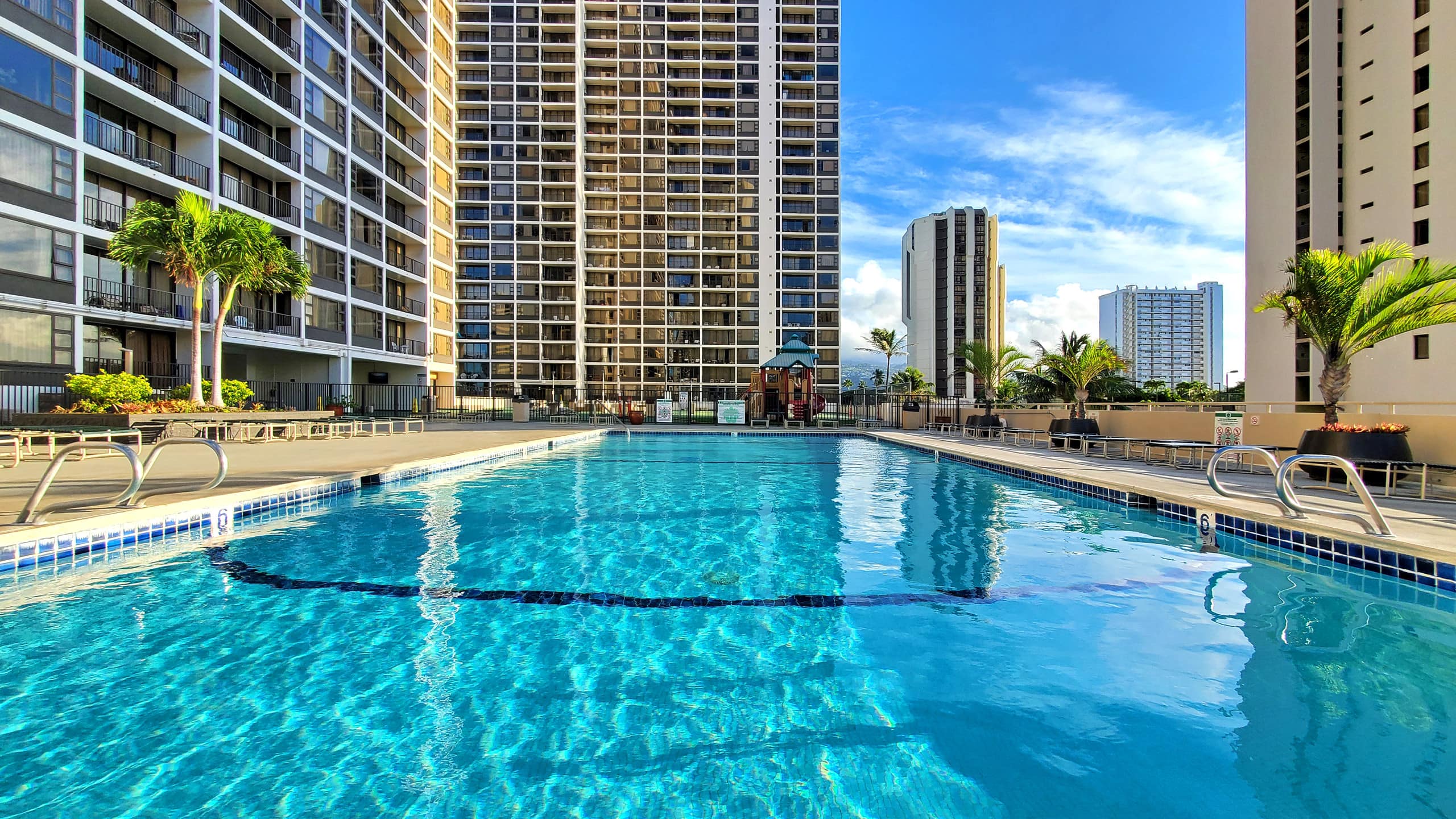 Condo in Honolulu · ★4.7 · 1 bedroom · 2 beds · 1 shared bath - Image 14